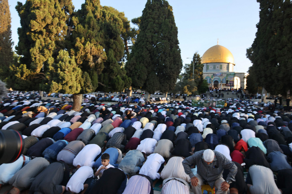 Potret Ribuan Warga Palestina Salat Id di Masjid Al-Aqsa