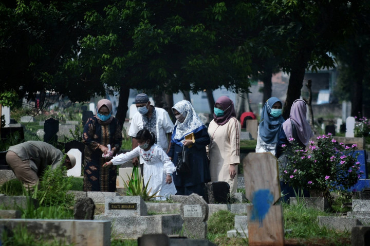 Meski Dilarang, Sejumlah Warga Tetap Berziarah di TPU Menteng Pulo