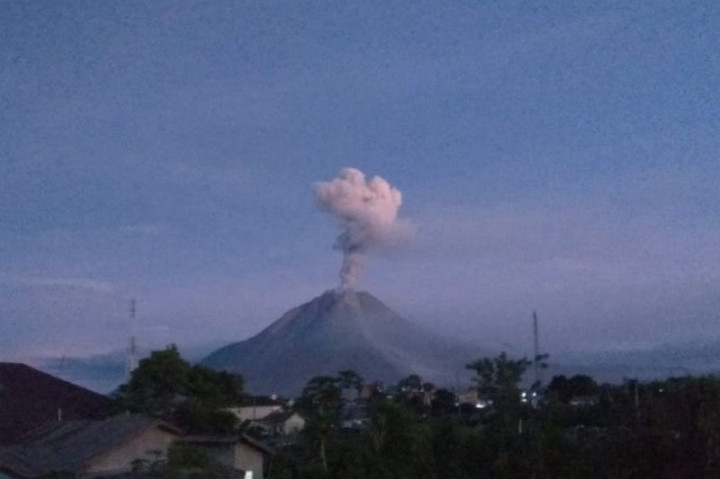 Gunung Sinabung Semburkan Abu Vulkanik 1.000 Meter