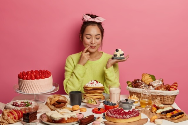 Perut kamu enggak enak setelah kamu kalap makan makanan Lebaran? Lakukan lima hal ini untuk mengatasinya. (Foto: Ilustrasi/Freepik.com)