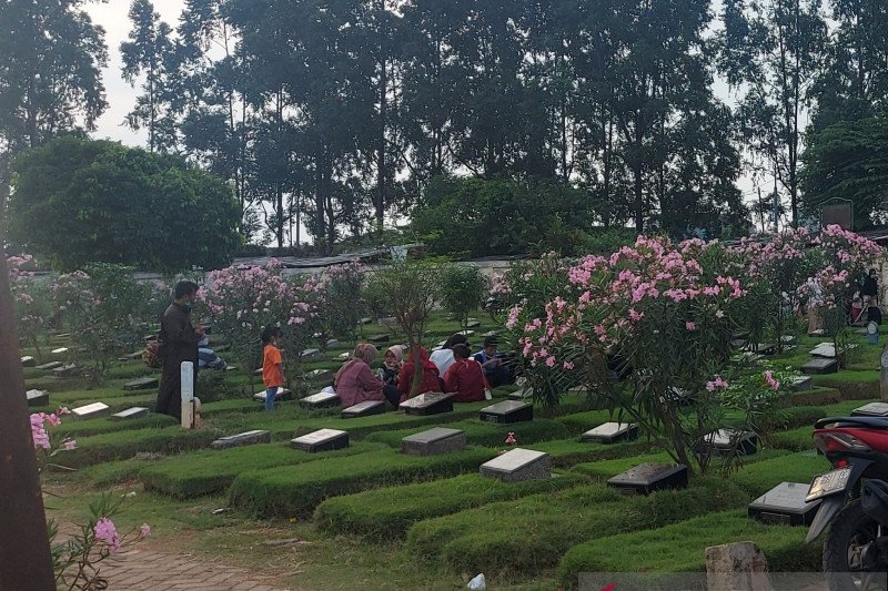 Warga ziarah kubur di TPU Malaka. ANT/Fianda Sjofjan Rassat