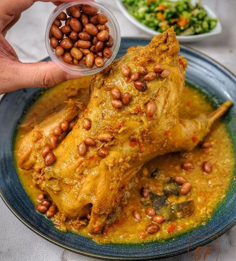 Ini cara buat ayam betutu dan sambal matah. (Foto: Dok. Instagram Kuliner Surabaya Foodies | SF/@surabayafoodies)