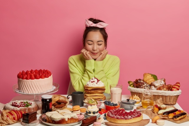 Ini tips agar tidak kalap makan makanan Lebaran. (Foto: Ilustrasi/Freepik.com)