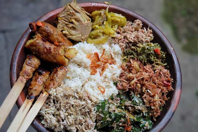 Ini cara membuat lawar Bali. (Foto: Dok. Instagram Made Wedastra/@madewedastra)