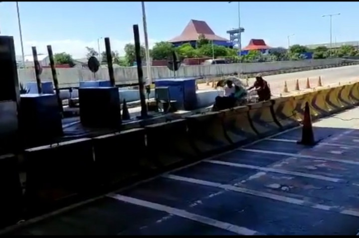 Pengayuh Becak Terobos Tol Surabaya-Gresik Diberi Sanksi