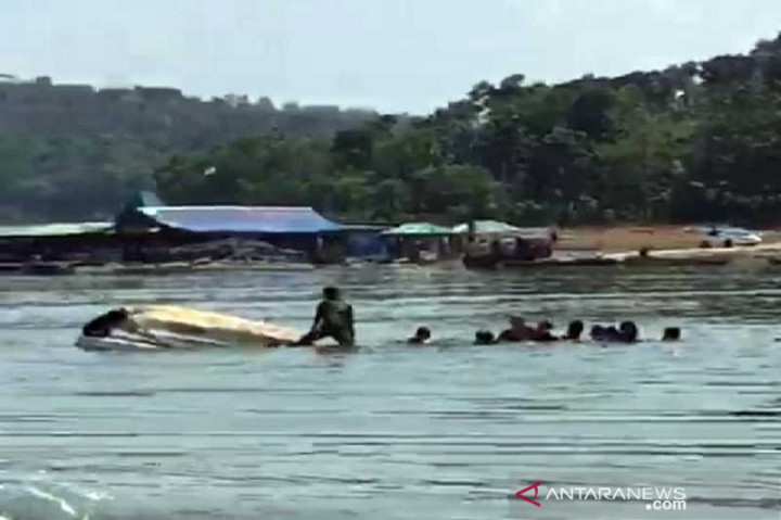 Populer Daerah, Kapal Wisatawan Tenggelam di Waduk Kedung Ombo Hingga Camat Minta THR