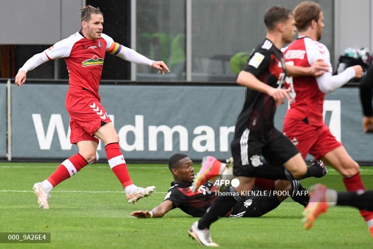 Suasana pertandingan Freiburg vs Bayern Muenchen (AFP/Thomas Kienzle)