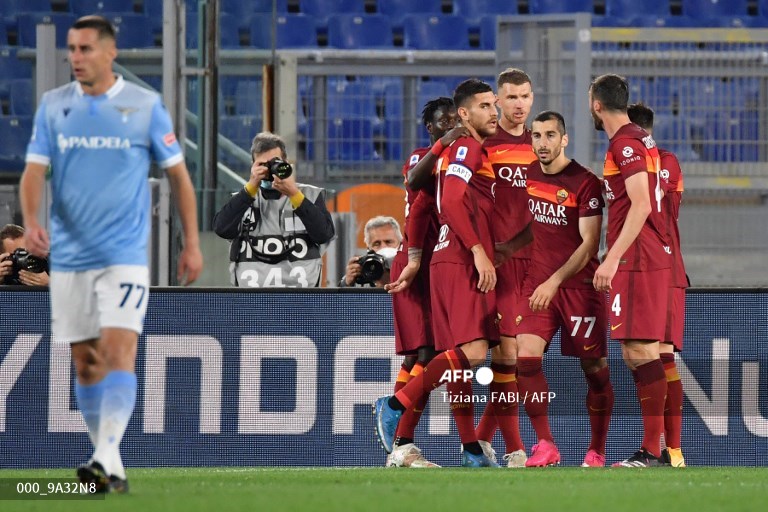 Pemain AS Roma merayakan kemenanangan atas Lazio (AFP/Tiziana Fabi)