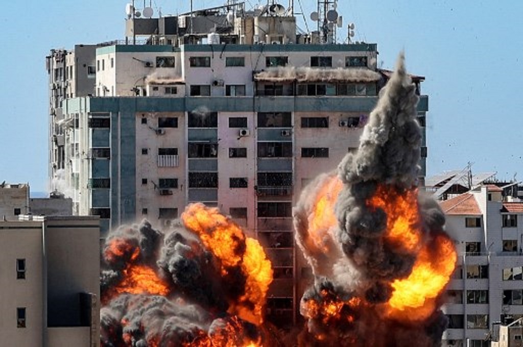 Serangan udara Israel menghancurkan menara al-Jalaa yang menampung sejumlah kantor media internasional di Gaza pada Sabtu, 15 Mei 2021. (Mahmud Hams / AFP)