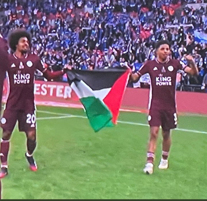 Pemain Leicester FC bentangkan bendera Palestina (Twitter FutboliPoliticia)