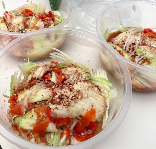 Ini cara buat rujak kuah pindang. (Foto: Dok. Instagram Bitetheroll/Wr. Bawang Lemo/@bitetheroll)