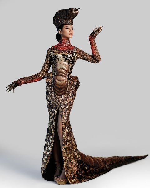 Ayu Maulida mengenakan kostum Komodo di Miss Universe. (Foto: Dok. Instagram Rr. Ayu Maulida Putri, S.H/@ayumaulida97)