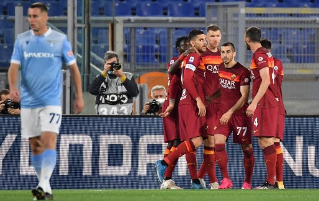 Momen saat para pemain AS Roma berselebrasi usai membobol gawang Lazio (Foto: AFP/Tiziana Fabi)