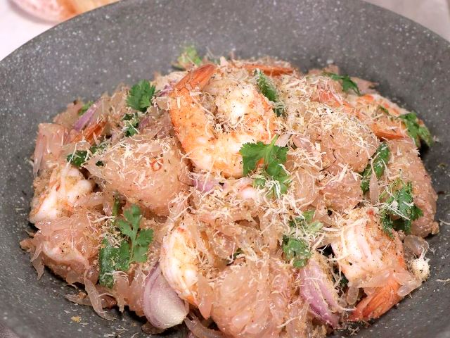 Ini cara membuat salad udang jeruk bali. (Foto: Dok. Endeus)