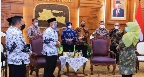 Persiapan Sekolah Tatap Muka, Khofifah: Vaksinasi Guru di Jatim Harus Tuntas Akhir Juni