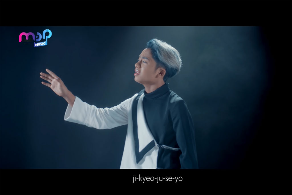 Betrand Peto dalam video musik lagu Deritaku versi bahasa Korea (Foto: YouTube MOP Musik Channel)