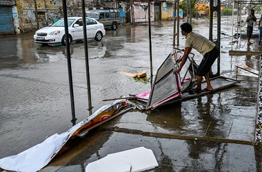 12 Orang Tewas saat Siklon Tauktae Terjang India