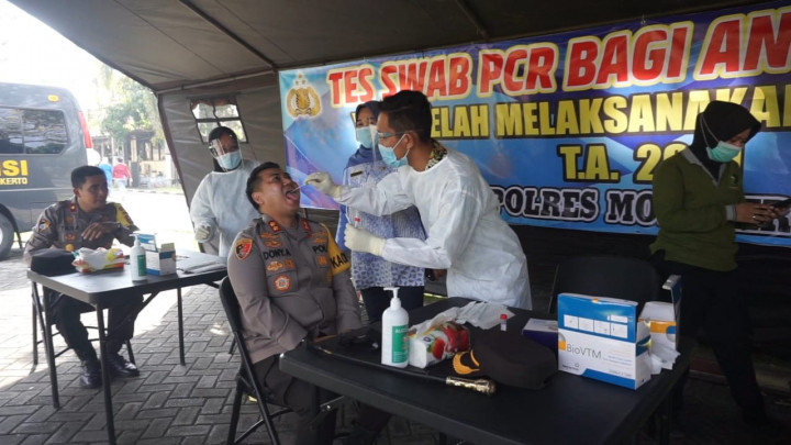 Rentan Tertular Covid, 400 Petugas Pos Mudik di Mojokerto Jalani Swab PCR