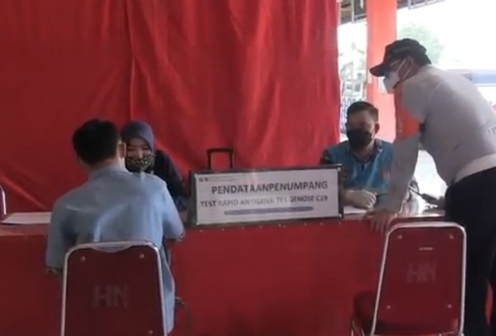 Tiba di Terminal Kampung Rambutan, Pemudik Dites Covid-19