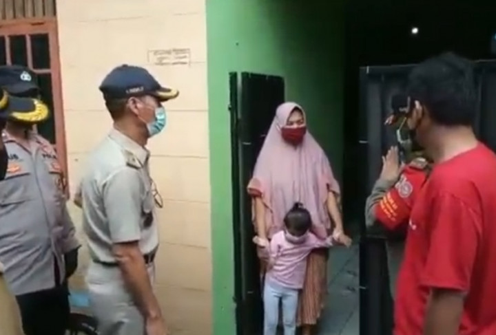 Petugas Gabungan Sidak Pemudik di Jakarta Timur