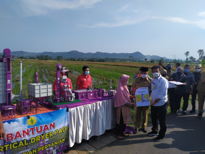 Mentan Salurkan Bantuan untuk Petani di Kabupaten Malang