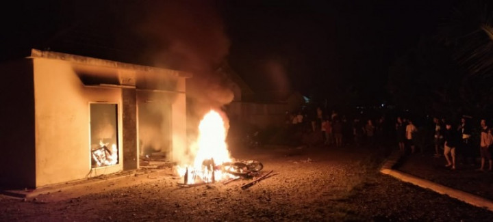 Mapolsek Candipuro Lampung Dibakar Massa