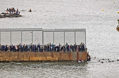 Pasukan Spanyol Cegat 8.000 Imigran yang Masuk via Maroko