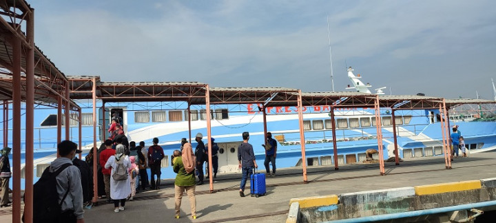 Arus Balik di Pelabuhan Gresik Tujuan Pulau Bawean Tetap Ramai