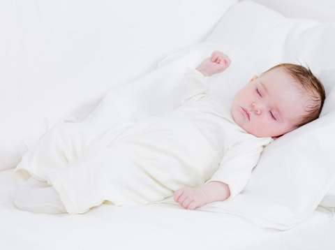Ternyata Ini Alasan Bayi Suka Menendang Selimut