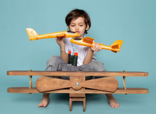 Memberikan anak mainan bisa membuatnya senang sekaligus belajar. (Foto: Ilustrasi. Dok. Freepik.com)