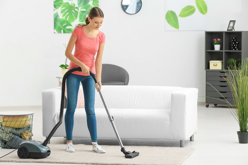 Tips membersihkan rumah menggunakan vacuum cleaner agar lebih efektif. Foto: Shutterstock