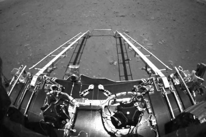 Rover Zhurong Tiongkok Kirim Foto Pertama dari Mars