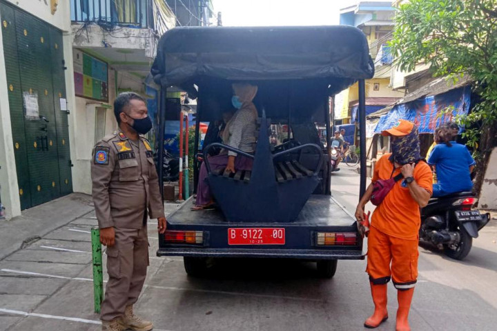 Jajaran Kelurahan Kalibaru Antar Jemput Pemudik untuk Tes Covid