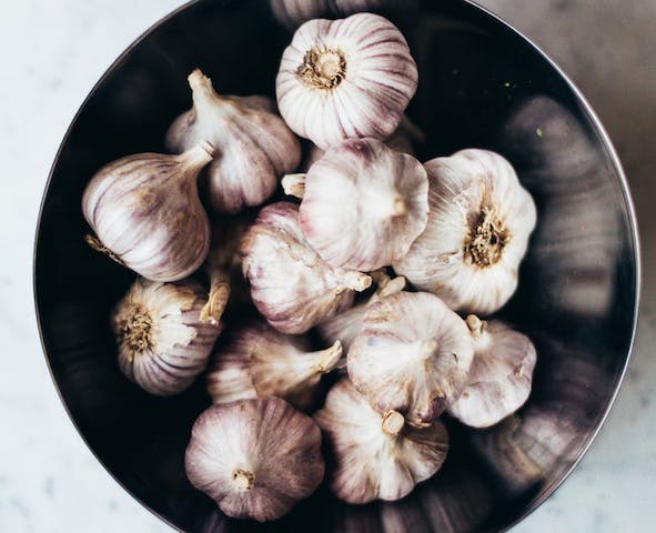  Beberapa studi populasi menunjukkan bahwa mengonsumsi bawang putih sangat membantu untuk melindungi dari kerusakan kognitif pada populasi tertentu. (Ilustrasi/Pexels)