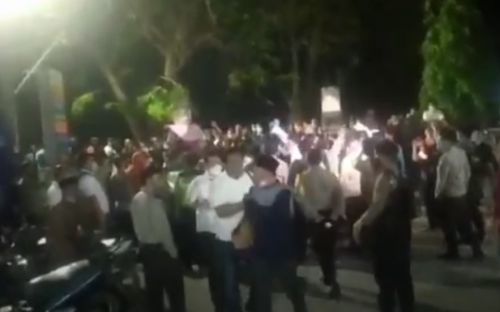 Pemilihan Perangkat Desa Bermasalah, Ratusan Warga Munggugebang Geruduk Balai Desa