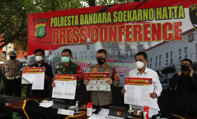 Kabur karena Tak Mau Karantina Mandiri, 2 WNA Asal Inggris Ditangkap