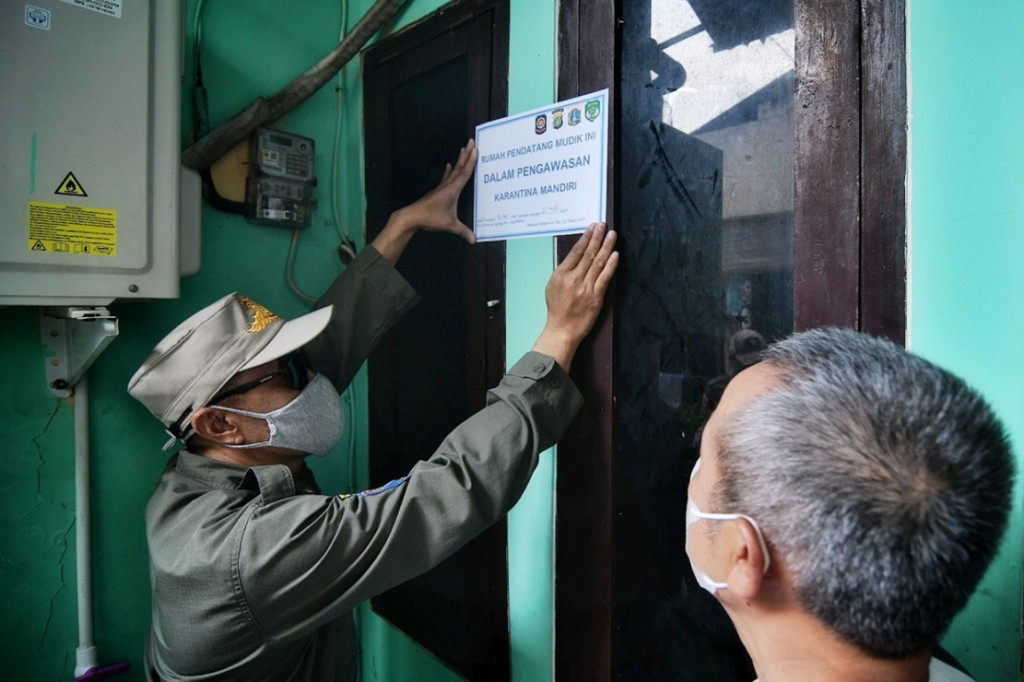 Rumah warga yang pulang mudik ditempel stiker khusus. MI/Andri Widiyanto