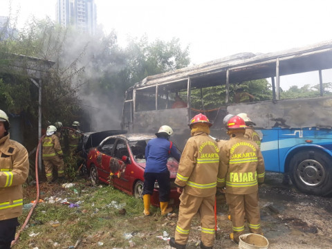 1 Bus dan 4 Mobil Terbakar di Mampang Prapatan