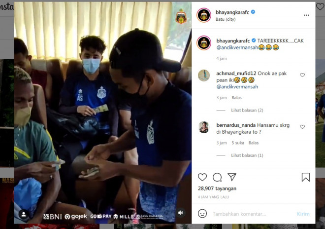 Aksi kocak Andik Vermasyah jadi kondektur bus (Instagram @bhyangkarafc)