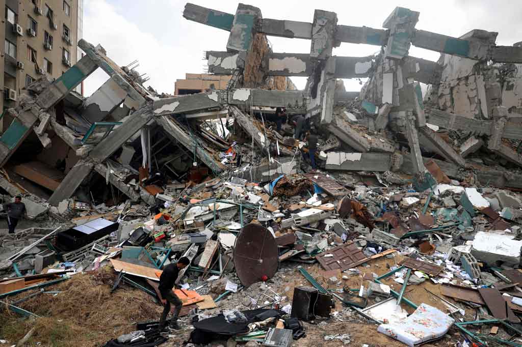 Potret Warga Palestina Ratapi Rumah Mereka yang Hancur akibat Serangan Israel