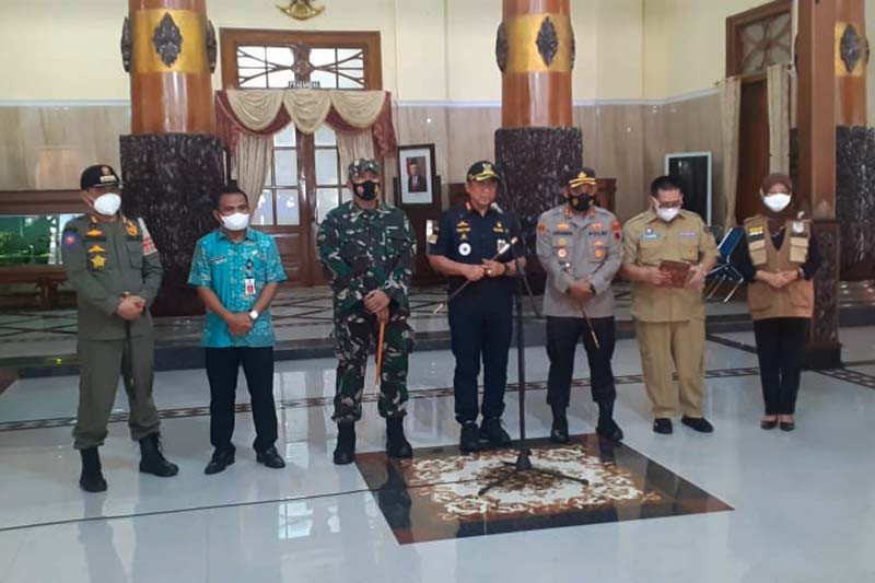  Bupati Cilacap Tatto Suwarto Pamuji (tengah) saat menggelar konferensi pers terkait dengan kasus COVID-19 varian baru yang menginfeksi 13 awak kapal asing di Cilacap, Sabtu (22/5/2021) siang. ANTARA/HO-Humas Setda Cilacap