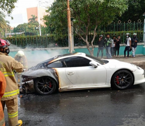 Mobil Sport Porsche Terbakar di Kelapa Gading, Pengemudi Selamat