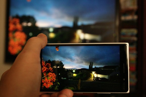 Anti Ribet, Ini Cara Hubungkan HP Android ke TV - Medcom.id