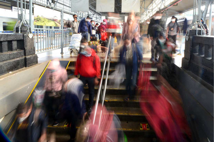 Arus Balik di Stasiun Pasar Senen Masih Ramai