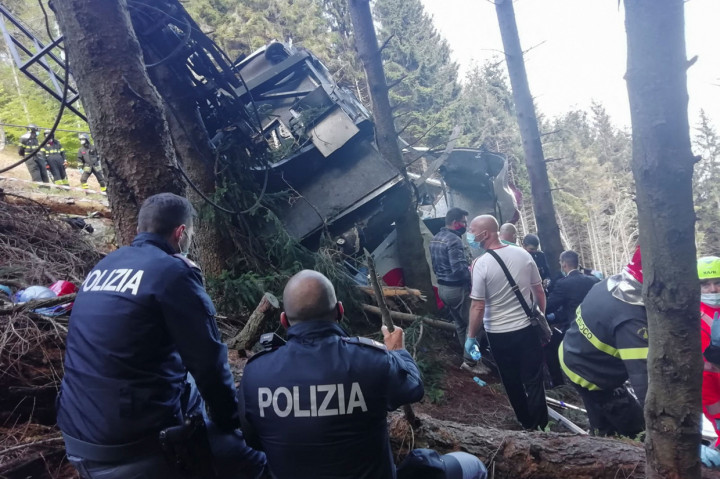 Kereta Gantung Penghubung Danau dan Puncak Gunung di Italia Jatuh, 9 Meninggal