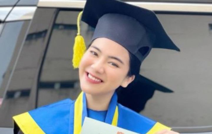 Hebat, Felicya Angelista Wisuda dengan Predikat Cum Laude
