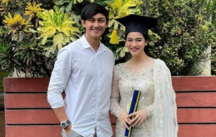 Momen Bahagia Felicya Angelista Ditemani Sang Suami Saat Wisuda