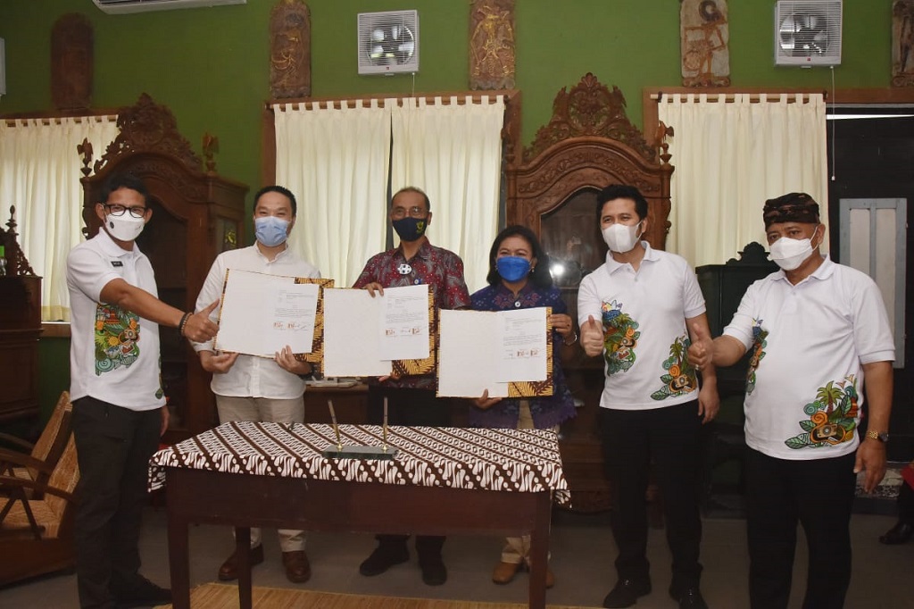 Menparekraf Sandiaga Salahuddin Uno (paling kiri) saat berkunjung ke KEK Singhasari. Foto: dok Humas Pemkab Malang.