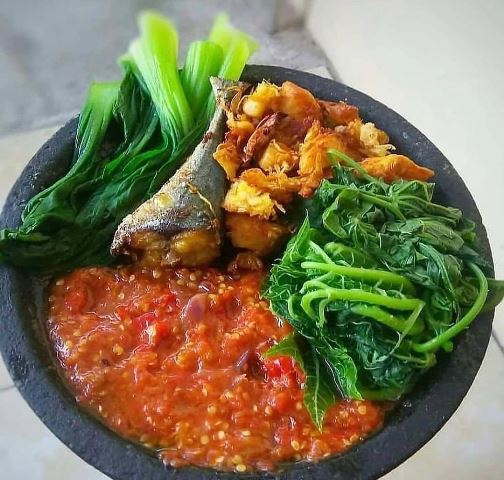 Ini lima resep membuat aneka sambal tomat. (Foto: Dok. Instagram Kuliner Surabaya|Kenyang Makan/kenyangmakan)