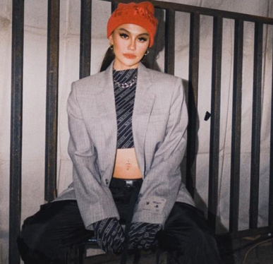 Bertabur Brand Mewah, Ini Outfit Keren Agnez Mo dalam MV F Yo Love Song